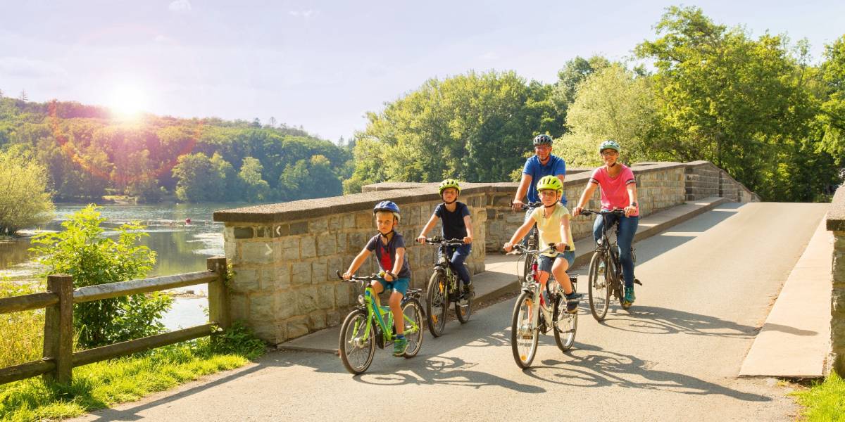 Familie beim Radfahren